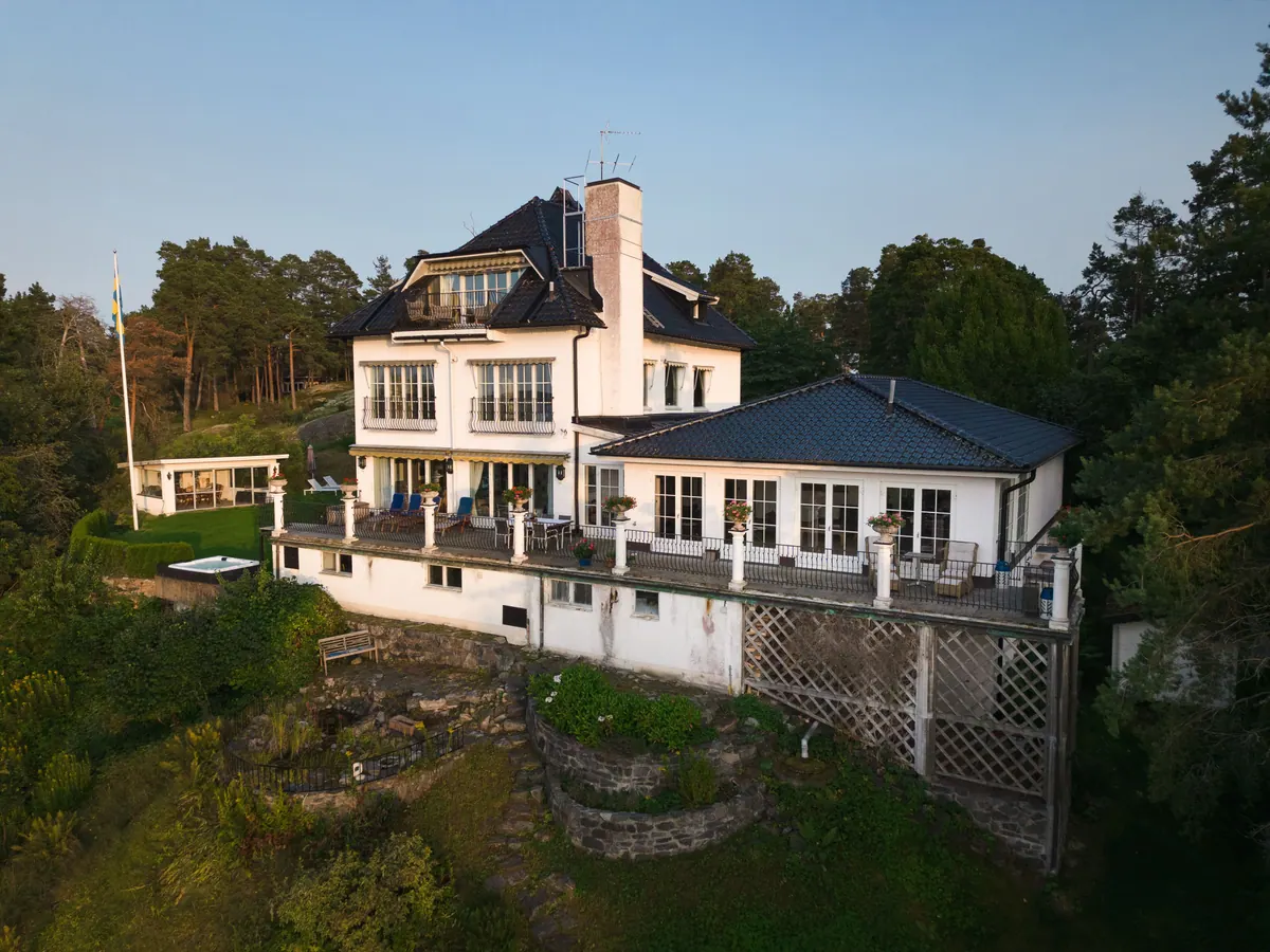 Aerial view of Villa Glitne and its garden surrounded by trees, near Stockholm and the archipelago.